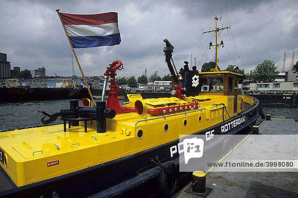Nationalflagge unter grauem Himmel  gelbes Hafenboot im Dienste des Hafen Rotterdams  Port of Rotterdam  Provinz Süd-Holland  Zuid-Holland  Niederlande