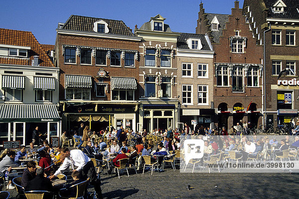 Bar Cafe Terrassen vor denkmalgeschützten Häusern auf dem Markt  Marktplatz von Gouda  Provinz Süd-Holland  Zuid-Holland  Niederlande  Benelux  Europa