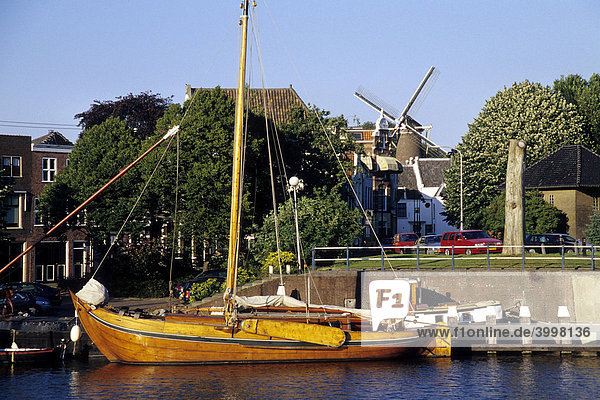 Hafen mit Segelschiff und Windmühle  Binnenhaven  Gouda  Provinz Süd-Holland  Zuid-Holland  Niederlande  Benelux  Europa