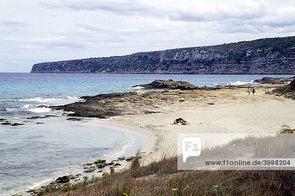 Strand  Playa Tramuntana  Platja de Tramuntana  dahinter Steilküste vom Hochplateau La Mola  Raco de sa Pujada  Illa de Formentera  Balearen Insel  Spanien  Europa