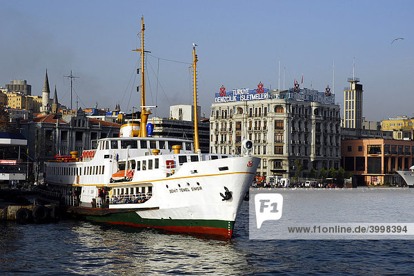 Kai mit Hafenfähre in Karaköy  Karakoey am Bosporus  Bogazici  Istanbul  Türkei