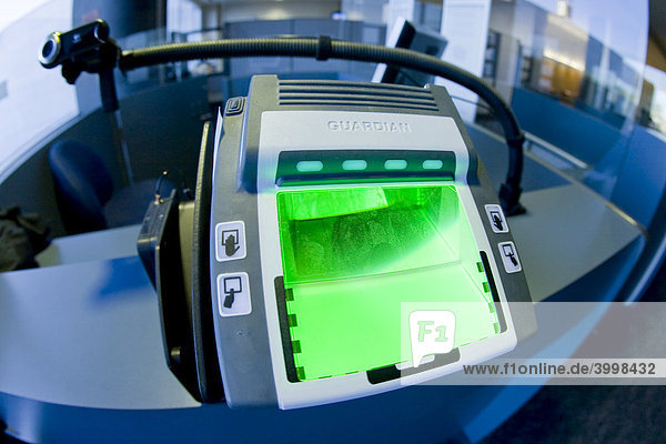 Fingerabdruckscanner und Digitalkamera zur Aufnahme von biometrischen Daten  Los Angeles  USA