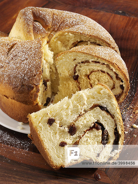 Gezuckerter Napfkuchen Reindling mit Zimt Rosinen Zucker Pflaumenmus - Rezeptdatei vorhanden