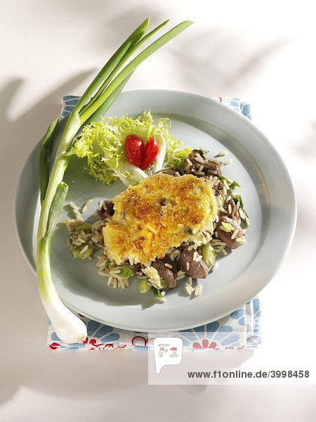 Mit Käse bestreuter Reisauflauf mit Hühnerleber  Salatgarnitur und Frühlingszwiebel - Rezeptdatei vorhanden