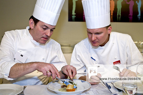 Zwei Jurymitglieder verkosten das Essen bei einem Kochwettbewerb