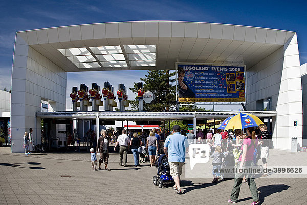 People Standing In Lines At The Entrance Of Canada S Wonderland Amusement Park