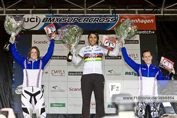 Siegerehrung der Frauen  1. Shanaze Reade GBR  2. LaÎtitia le Corguille FRA  3. Eva Ailloud FRA  BMX Supercross World Cup Weltmeisterschaft in Kopenhagen  Dänemark  Europa