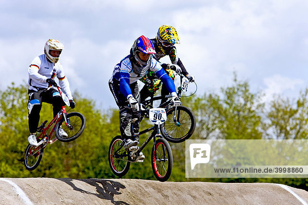 Drei springende Fahrer bei der BMX Supercross World Cup Weltmeisterschaft in Kopenhagen  Dänemark  Europa