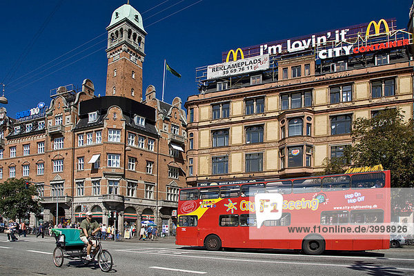 Sightseeing-Bus am Rathausplatz von Kopenhagen  Kopenhagen  Dänemark  Europa