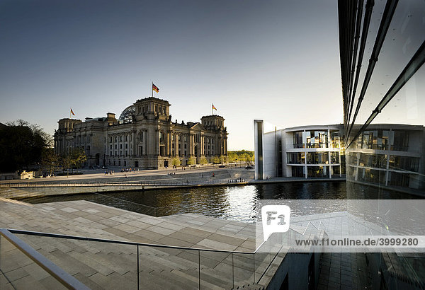 Reichstag und Paul-Löbe-Haus  Spree  Berlin  Deutschland