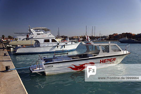 Privatjachten vor Häusern am Jachthafen  HEPCA  Hurghada Enviromental Protection and Conservation  boat  Hurghada  Ägypten  Rotes Meer  Afrika
