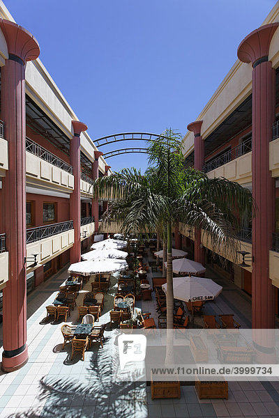 Innenhof mit Restaurant  Einkaufscenter  Palme  Esplanade  Yussuf Afifi Straße  Hurghada  Ägypten  Rotes Meer  Afrika