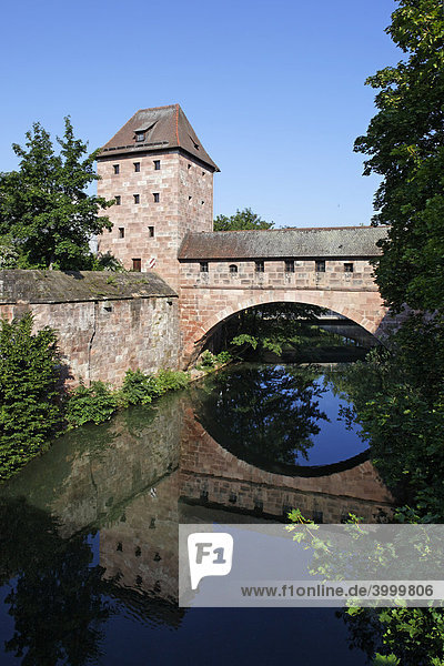 Alte Stadtmauer mit Brückenbogen bei Steubenbrücke  Turm  Pegnitz  Fluss  Spiegelung  Altstadt  Nürnberg  Mittelfranken  Franken  Bayern  Deutschland  Europa