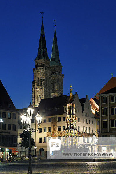 Hauptmarkt  Schöner Brunnen  Sebalduskirche  Abend  beleuchtet  Altstadt  Stadt Nürnberg  Mittelfranken  Franken  Bayern  Deutschland  Europa