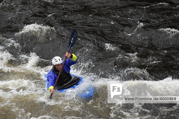 Kayakfahrer beim Wildwasserrennen  Glen Etive River Race  Glen Etive  Schottland  Großbritannien  Europa
