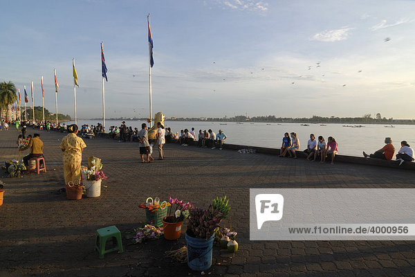 Dawn on the Sisowath Quay at the Mekong river in Phnom Penh  Cambodia