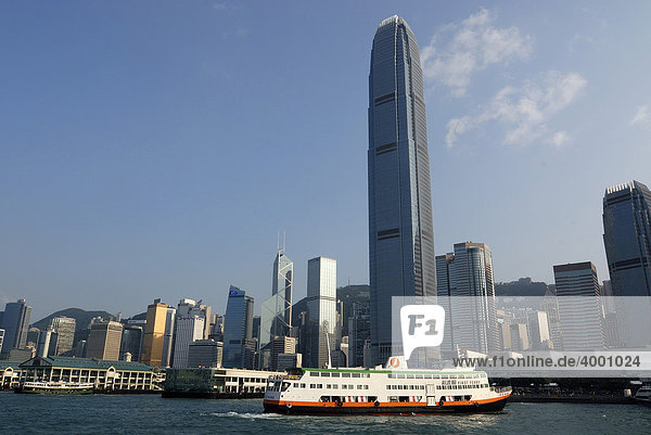 Fährschiff vor der Skyline von Hongkong Central  Hongkong  China  Asien