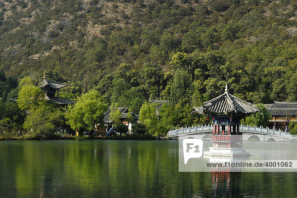 Chinesische Pagode und Steinbrücke im Black Dragon Pool  Lijiang  Yunnan  Südwestchina  China
