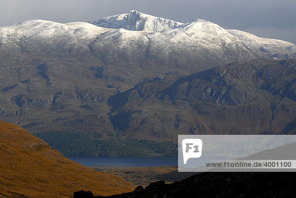 Verschneite Gipfel des Torridon Naturparks mit Loch Torridon  schottische Highlands  Liathach  Torridon  Schottland  Europa