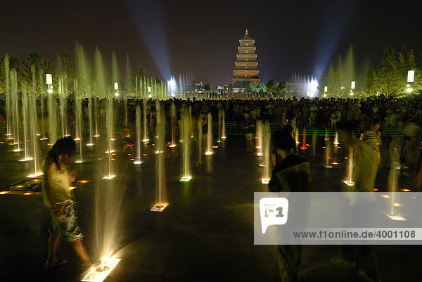 Evening water show in front of the Giant Wild Goose Pagoda  Chinese: Dayan Ta  Xian  China  Asia