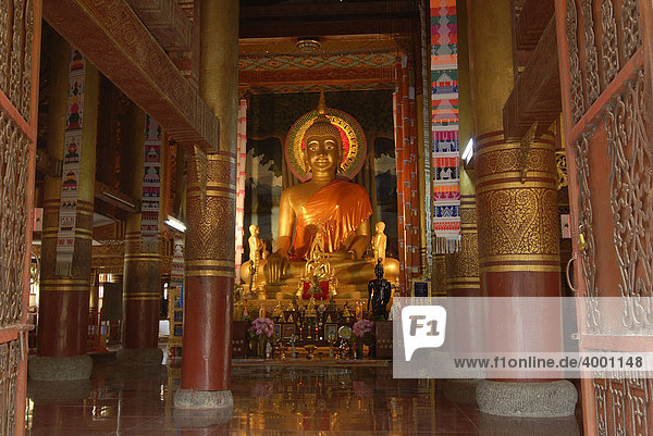 Buddha im Tempel der Dai Minderheit  Mengla  Xishuanbanna  Yunnan  China  Asien