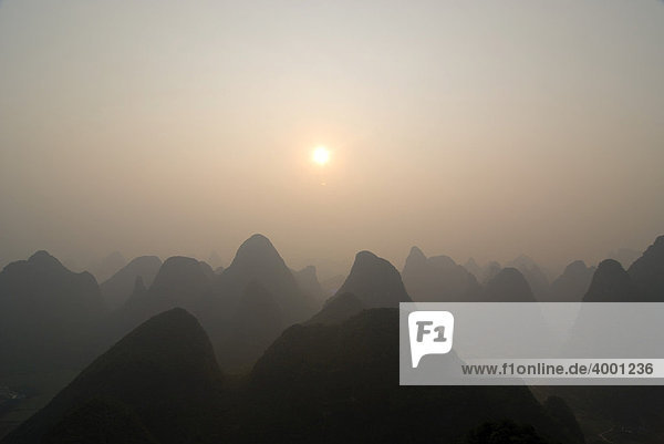 Blick aus dem Ballon über die Karstfelsenlandschaft bei Yangshuo im abendlichen Dunst  Guilin  Guangxi  China  Asien