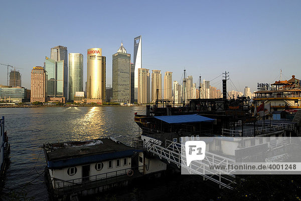 Skyline des Finanzdistrikts Pudong mit Jin Mao Tower und World Finance Building mit Fluss Huangpu und Bootsanleger und Schiff am Bund  Shanghai  China  Asien