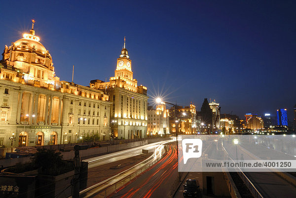 The illuminated Bund promenade at night  avenue in Shanghai  with HSBC Building  and China Merchants Bank Building  China  Asia