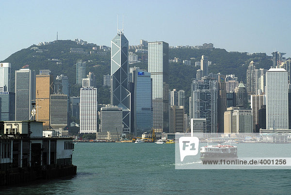 Star Ferry beim Ablegen von Kowloon vor der Skyline von Hongkong Central  Finanzdistrikt  Hongkong  China  Asien