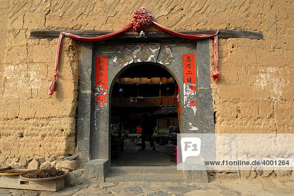 Geschmückter Torbogen eines Rundhauses  chinesisch: Tulou  Lehmrundhaus der Hakka Minderheit  Tianluokeng Building Group  Hukeng  Fujian  China  Asien