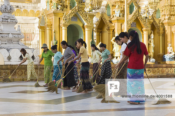 Frauen kehren Shwedagon Pagode  Tempel  Rangun  Yangon  Burma  Birma  Myanmar  Asien