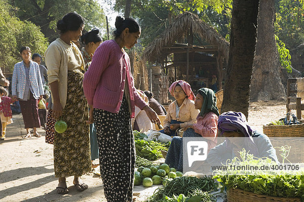Frauen auf dem Myinkaba Markt  Old Bagan  Pagan  Burma  Birma  Myanmar  Asien