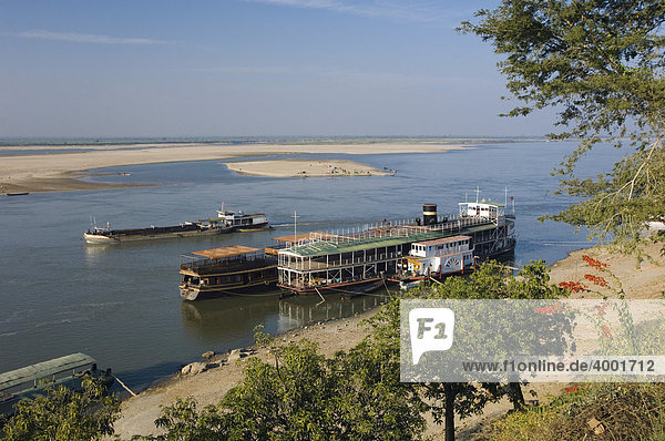River steamer on the Ayeyarwady River  Irrawaddy  Bagan  Pagan  Burma  Myanmar  Asia