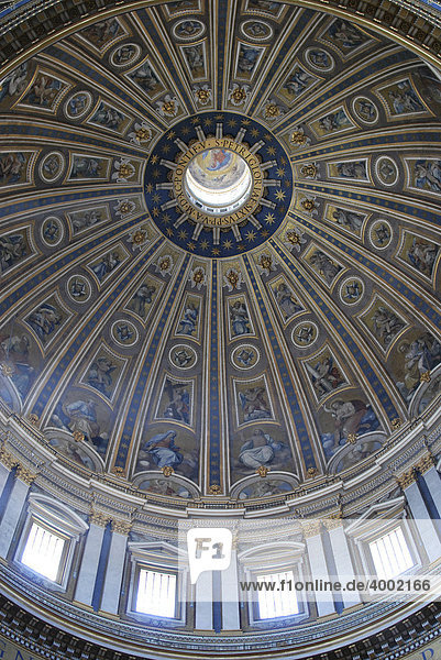 Michelangelos Kuppel  Petersdom  Altstadt  Vatikanstadt  Italien  Europa