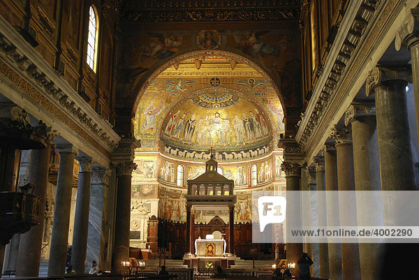 Altar  Wand- und Deckengemälde hinter dem Altar in der Kirche Santa Maria in Trastevere  Altstadt  Rom  Italien  Europa