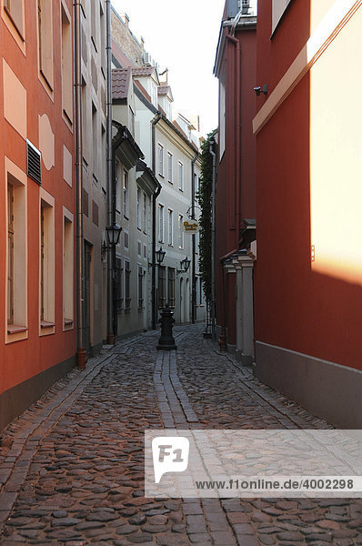 Enge Seitengasse mit Kopfsteinpflaster in der Altstadt von Riga  Lettland  Baltikum  Europa
