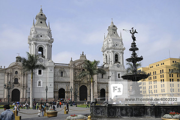 Kathedrale von Lima  Brunnen  Plaza de Armas de Lima  Altstadt  Lima  Peru  Südamerika  Lateinamerika