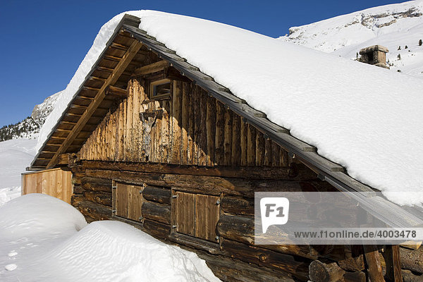 Tief verschneite Alm auf der Plätzwiese  Dolomiten  Südtirol  Italien  Europa