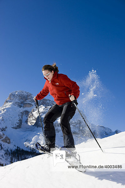 Schneeschuhwanderin  hinten die Hohe Gaisl  Plätzwiese  Dolomiten  Südtirol  Italien  Europa