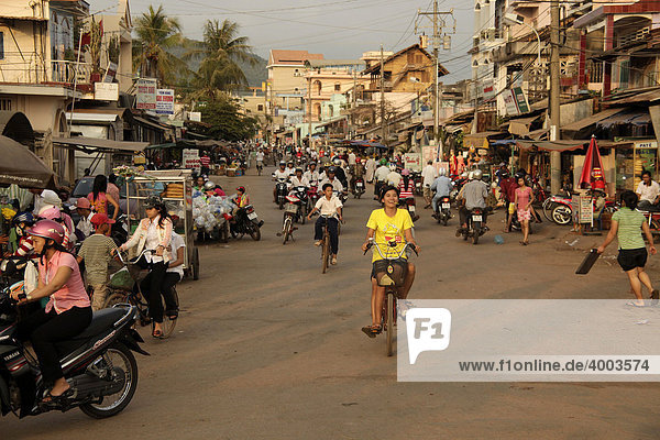 Radfahrer in Duong Dong  Insel Phu Quoc  Vietnam  Asien