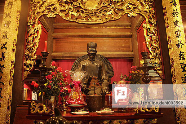 Statue im Literaturtempel Van Mieu in Hanoi  Vietnam  Asien