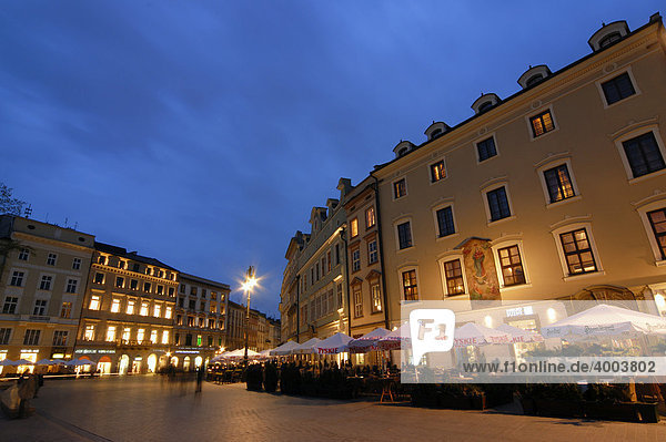 Restaurants am Haupt-oder Marktplatz Rynek Glowny bei Nacht  Krakau  Polen