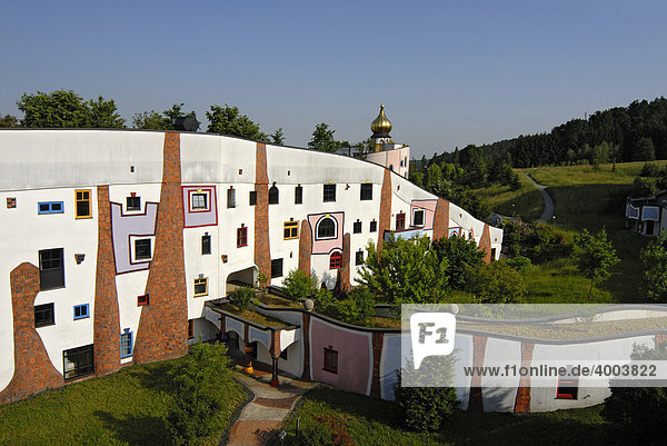 Bunte Fassade des Hotels und Therme Rogner Bad Blumau  entworfen von Friedensreich Hundertwasser  Bad Blumau  Österreich  Europa