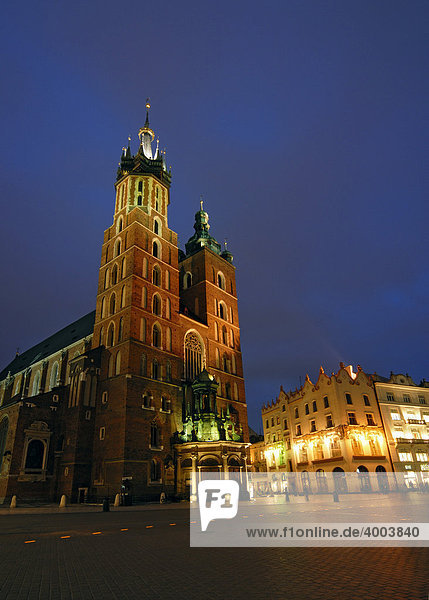 Gotische Basilika  Marienkirche  Kosciol Mariacki  Haupt-oder Marktplatz Rynek Glowny bei Nacht  Krakau  Polen  Europa
