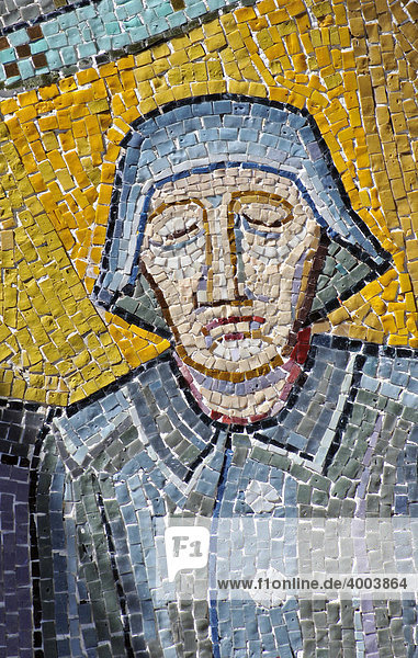 Detail eines Mosaiks eines toten deutschen Soldaten St. Barbara-Kirche Kirche der Hl. Barbara neugestaltet von Friedensreich Hundertwasser in Bärnbach Steiermark Österreich Europa