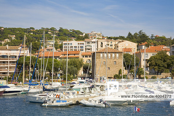 Boote liegen im Hafen von Sainte-Maxime  DÈpartement Var  an der Cote d'Azur  Provence  Südfrankreich  Frankreich