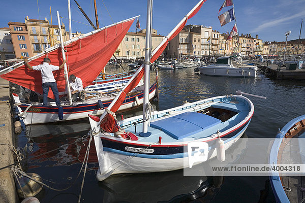 Segelboote liegen im Hafen von Saint-Tropez, DÈpartement Var, an der Cote d'Azur, Provence, Südfrankreich, Frankreich