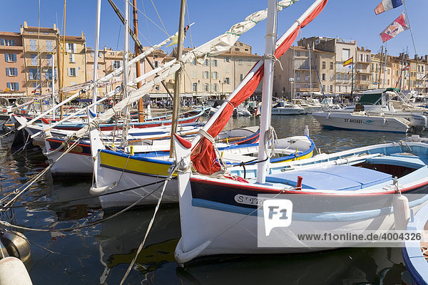 Boote liegen im Hafen von Saint-Tropez  DÈpartement Var  an der Cote d'Azur  Provence  Südfrankreich  Frankreich