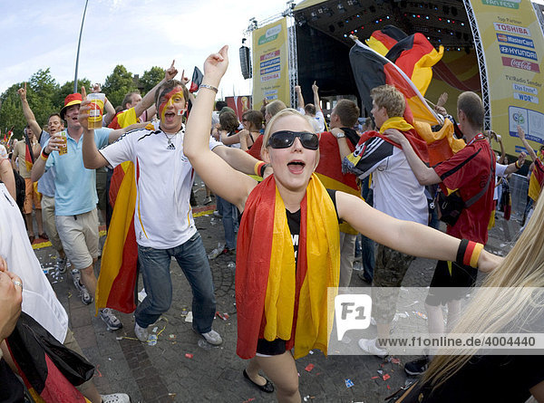 Fußballfans feiern den 2:0-Sieg der deutschen Mannschaft gegen Schweden im Achtelfinale der Fußball-WM 2006 in Dortmund  Nordrhein-Westfalen  Deutschland