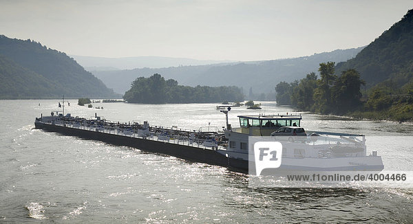 Ein Frachtschiff fährt auf dem Rhein nördlich von Bacharach in Rheinland-Pfalz  Deutschland